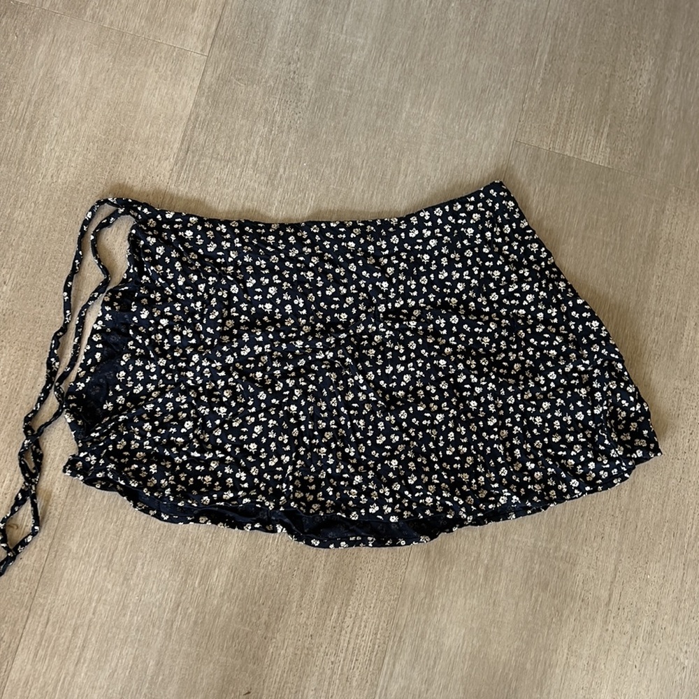 Brandy Melville Floral Wrap Skirt - Picture 7 of 7